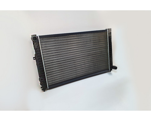 Радіатор Audi A4 2.6-2.8 97-00 мех. AC+/AC-