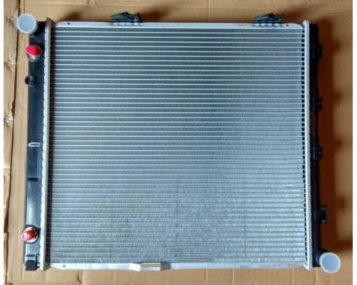 Радіатор Mercedes  W124E 2,0-3,0D 84-00 АКПП  530*490 плоскі соти