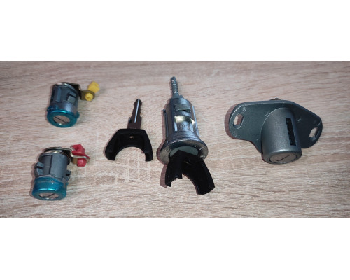 KEMP Комплект замків (личинок) Cheri QQ (4 шт.) з Ц.З.