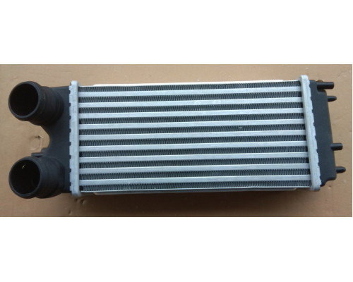 KEMP Радіатор інтеркулер Ford TRANSIT / TOURNEO COURIER (14-)