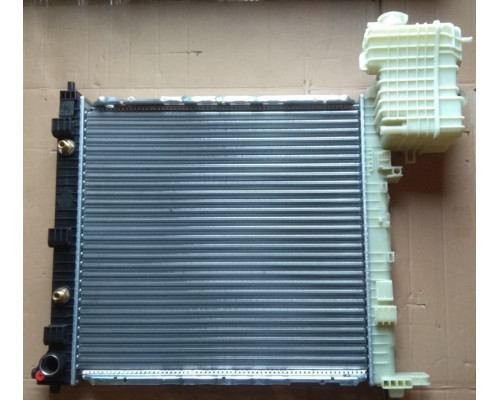 KEMP Радіатор Mercedes Vito (638) АКП 569*558 1 датчик