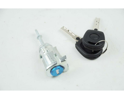 KEMP Личинки замка передніх дверей права VW Golf IV 1997-, Bora 1998-, Polo 2001-, Skoda