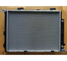 KEMP Радіатор Mercedes E W210 220-320 95-02 р. АКП 640*492 плоскі соти Код запчастини: 7764988, 2105002903