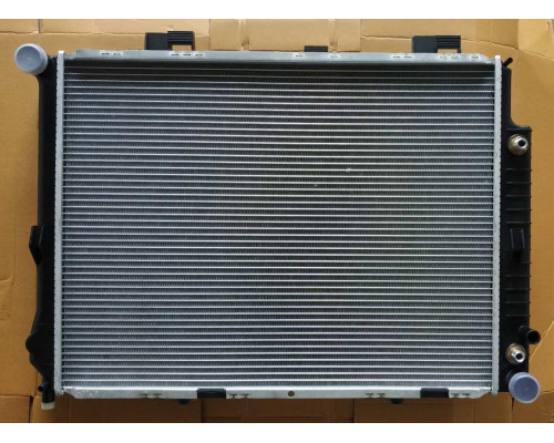 KEMP Радіатор Mercedes E W210 220-320 95-02 р. АКП 640*492 плоскі соти