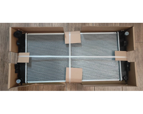 Радіатор Nissan Leaf 10-> 636 x 322 x 16 mm  плоскі соти