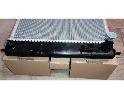 Радіатор Nissan Leaf 10-> 636 x 322 x 16 mm  плоскі соти