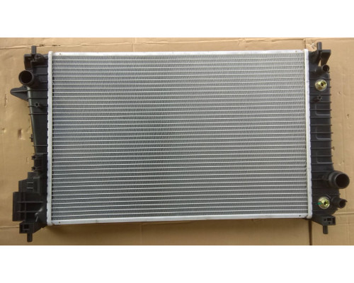 Радіатор Chevrolet Aveo T300 АКПП АС+/- 11-> 620 x 395 x 27 mm плоскі соти