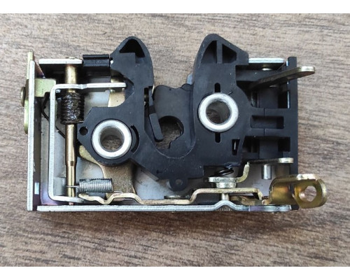 Замок двері Audi A100 задній. L (торцевой) ->88г лівий
